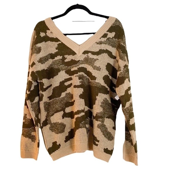 Cotton Emporium Double V Crop Camo Sweater Size Large - Picture 1 of 5